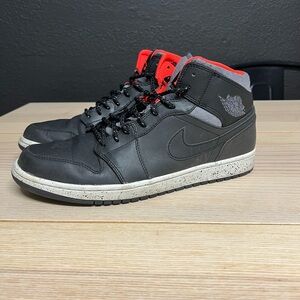 Jordan 1 Mid Holiday